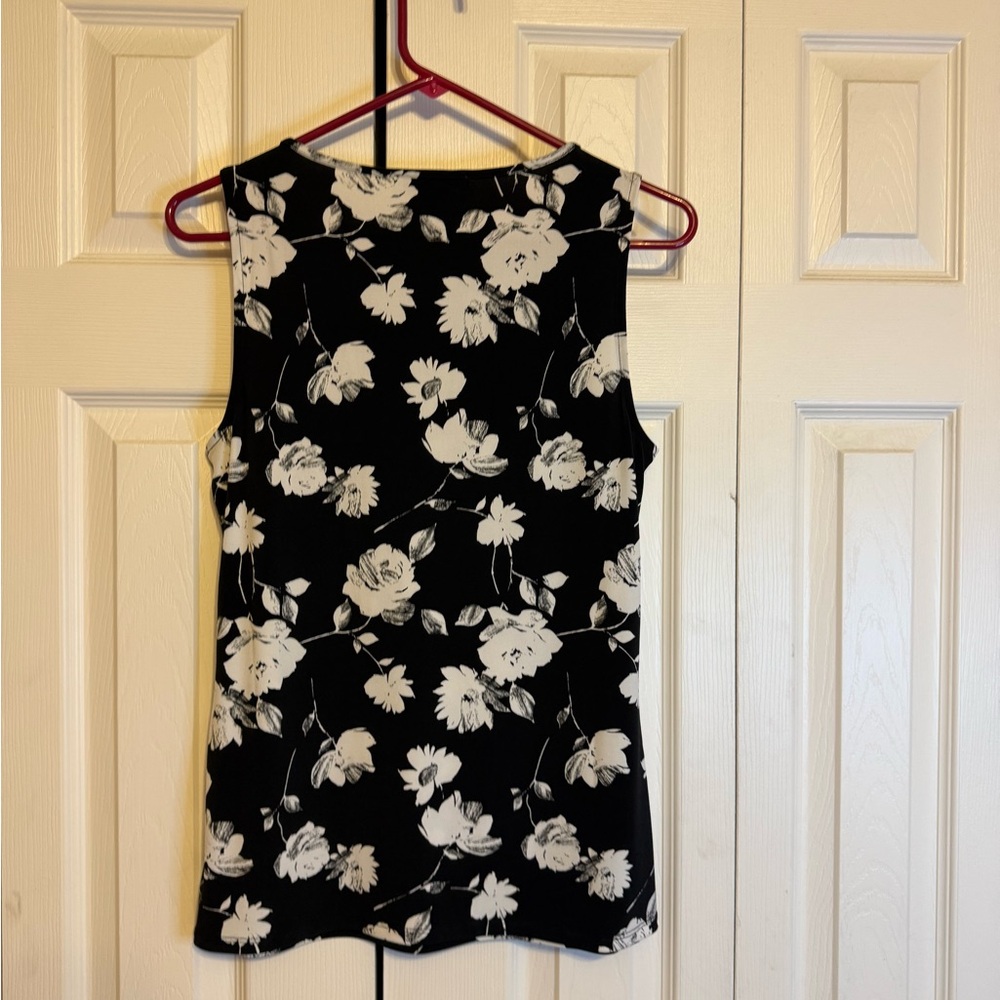 White House Black Market Black and‎ White Floral Tank Top - Picture 3 of 3